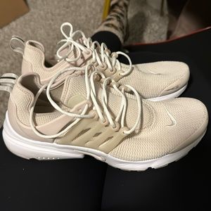 Women’s Nike sneakers amazing condition